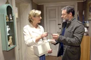 Ulrich (Wolfgang Wagner, r.) fragt bei Susanne (Heike Jonca, l.) nach Jaeckis Adresse, um herauszufinden, ob er etwas mit seiner manipulierten Verurteilung zu tun hat, wegen der er damals alles aufgegeben hatte ...