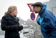 Der Ordnungshüter Peter Zielinski wird am frühen Morgen in einer ruhigen Straße tot aufgefunden. Pathologe Dr. Strahl (Christoph Tomanek, r.) und die Ermittlerin Sandra Schwartenbeck (Marie-Luise Schramm, l.) am Tatort.