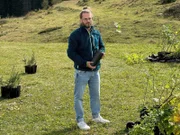 Federico Stefani mit einem der 1000 Bäume, die durch das Engagement seiner Firma allein an einem Tag in diesem Sommer gepflanzt wurden.  Insgesamt sind es inzwischen über 100.000 Bäume, die die Firma in den Bergen pflanzen ließ.