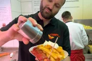 Die Currywurst avancierte zu einem der Markenzeichen der Stadt Berlin.