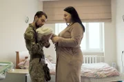 Seit Russland im Februar 2022 in die Ukraine einmarschiert ist, filmt Sergei Loznitsa seine ukrainischen Landsleute und ihr durch den Krieg erschüttertes Leben.