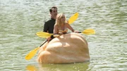Phil Dunphy(Ty Burrell, l), Claire Dunphy(Julie Bowen, r)