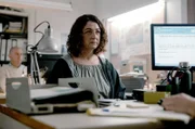 Physiotherapeutin Norma (Lucía Veiga, Mi.) soll im Polizeipräsidium von Cedeira eine Aussage machen. Ihr Auto wurde in der Nähe des Tatorts gesichtet.