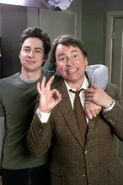 "Scrubs - Die Anfänger", "Mein alter Herr." Elliot, Turk und J.D. bereiten sich auf die Präsentation ihrer Semesterarbeit vor, als ihre Eltern ihr Kommen ankündigen. Die drei sind vollkommen aus dem Häuschen. Während J.D. versucht, das Interesse seines Vaters für seine Arbeit zu wecken, bemüht sich Elliot den hohen Ansprüchen ihres Vaters zu genügen. Turk zögert, Carla seiner Mutter vorzustellen. Als er sich schließlich dazu überwindet, verstehen sich die beiden Frauen prächtig.Im Bild (v.li.): Zach Braff (John 'J.D.' Dorian), John Ritter (Sam Dorian).