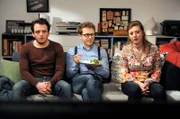 Sarah sinnt auf eine Retourkutsche, als Brandl sein Essen alleine verzehrt und sie und Florian leiden läßt. Von links: Florian Brunner (Tommy Schwimmer), Pfarrer Simon Brandl (F. Schmidt-Modrow) und Sarah Brandl (Sophie Reiml).