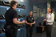 Nolan (Nathan Fillion, l.) steckt in einer unangenehmen Lage. Seine Professorin Ryan (Toks Olagundoye, r.) besteht darauf ihn und Harper (Mekia Cox, M.) auf ihrer Streife zu begleiten. Doch für Harper ist klar, dass aus jeder Streife ein gefährlicher Einsatz werden kann.