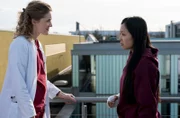 Luna Reinhard (Andrea Guo, r.) leidet unter immer wieder kehrenden Schmerzattacken. Dr. Winter (Juliane Fisch) versucht, ihr Vertrauen zu gewinnen.
