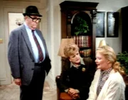 Lt. Hanratty (Barney Martin) und Jessica (Angela Lansbury) treffen in der Wohnung des Ermordeten dessen Nachbarin Grace (Shirley Knight).