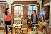 ARD ROTE ROSEN, Folge 1352 am Freitag um 14.10 Uhr im Ersten. Susann (Elisabeth Lanz, l.) findet im Beisein von Maxi (Leonie Landa, r.) im Teekontor eine Drohung, die sie schockiert.