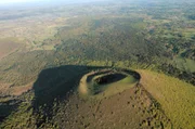 Die Vulkane der Auvergne liegen mitten im Zentralmassiv und erstrecken sich von der Chaîne des Puys im Norden bis zur Hochebene des Aubrac im Süden.