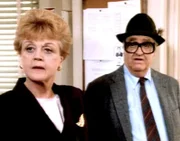 Jessica (Angela Lansbury) und Lt. Hanratty (Barney Martin) versuchen die Identität des Toten, der nur einen Schuh trug, herauzufinden.