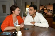 Nihat (Timur Ülker) muss akzeptieren, das Lilly (Iris Mareike Steen) einen Trip nach Kambodscha macht.