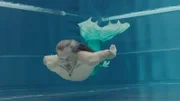 Ungewöhnliches Hobby: Manuel Zaufel (Alexander Sengpiel), ein gelernter Industrietaucher, ist professioneller Meermann. Das so genannte "Mermaiding" wird ihm jedoch zum Verhängnis. Bei einer Trainingseinheit ertrinkt Zaufel. Schnell ist klar, dass das kein Unfall war, sondern seine Monoflosse manipuliert wurde.