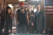 Nachdem Gordon Hodge, der Anwalt der kriminellen Motorradgang "Sinner Saints" tot aufgefunden wurde, machen sich Teresa (Robin Tunney, l.) und Patrick (Simon Baker, r.) an die Ermittlungen. Werden sie von Xander (Mac Brandt, M.) notwendige Hinweise erhalten?