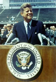 Zwischen der Sowjetunion und den Vereinigten Staaten von Amerika herrschte ein "Kalter Krieg". Es war ein Kampf zweier Weltanschauungen, Kommunismus gegen Kapitalismus, der sich zunächst im Weltall zuspitzte.
