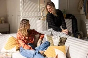 Isabelle (Ania Niedieck, r.) hat kein Problem damit, Hennings Gutmütigkeit auszunutzen. Links Nathalie (Amrei Haardt)