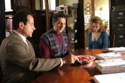 Das Verhältnis zwischen Monk (Tony Shalhoub, l.) und seinem Bruder Ambrose (John Turturro, M.) ist mehr als angespannt. Sharona (Bitty Schram, r.) weiß nicht, wie sie sich verhalten soll ...