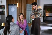 Charlotte "Charlie" (Shaolyn Fernandez, l.) verspricht Valea (Antonia Kolano), dass ihr Geheimnis bei ihr sicher ist. Rechts Matteo (Riccardo Angelini)