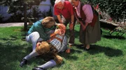 Louis (Alfons Biber, Mi.) ist nach der Behandlung der Wunderhaeilerin zusammengebrochen. Dr. Stefan Frank (Sigmar Solbach, li.), Eberhard Frank (Hans Caninenberg) und Martha (Erna Wassmer) sind fassungslos.