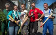 Sabine und Tim aus Grevenbroich mit den Beet-Brüdern: Ralf Dammasch, Claus und Ralle. Das junge Paar hat ein ehemaliges Personalhaus der Deutschen Bahn gekauft, inklusive 500 Quadratmeter großem Garten.