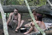L-R: EJ, Sarah und Suzanne sitzen um das Feuer herum