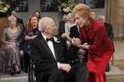 Happy End: Alan und Walden haben es mit ihren unorthodoxen Methoden geschafft, Marty (Carl Reiner, l.) und Evelyn (Holland Taylor, r.) doch noch zur Heirat zu bewegen ...