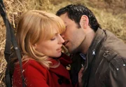 ARD STURM DER LIEBE FOLGE 1207, am Donnerstag um 15:10 Uhr im ERSTEN. Rosalie (Natalie Alison, l.) und Jacob (Andreas Thiele, r.) überkommt die Leidenschaft.