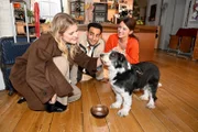 Der Straßenhund aus Mallorca stiehlt Nihat (Timur Ülker) bei seiner Rückkehr die Show. Links Alicia (Josefin Bressel), rechts Lilly (Iris Mareike Steen)