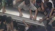Menschenmassen strömen zu Pablo Escobars Beerdigung. Unter seinen Anhängern ist die Trauer groß.