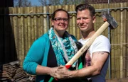 Sabine und Tim aus Grevenbroich wohnen in einem ehemaligen Personalhaus der Deutschen Bahn. Dahinter befindet sich ein 500 Quadratmeter großer aber unberührter Garten, den das Paar nur liebevoll 'Der Dschungel' nennt. Eine echte Herausforderung für die 'Beetbrüder'!