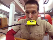 Willi Weitzel mit einer Nasenklemme im ESA-Trainingszentrum, der Ausbildungsstätte für Astronauten. Willi trainiert in einer Zentrifuge, auf einem Drehstuhl, der sein Gleichgewichtssinn testet, und simuliert einen Notfall in der Raumstation.
