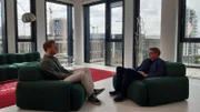 Leon Windscheid (l.) spricht mit Prof. Dr. Morgenroth (r.), Professor für Gesundheitspsychologie an der Media School Hamburg.