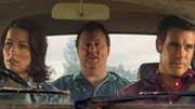 Claire (Lisa Chappell, l.) und Alex (Aaron Jeffery, r.) ahnen nicht, dass der Spediteur Charlie (Peter Callan) mit den Einbrechern unter einer Decke steckt.