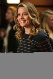 Britta (Gillian Jacobs) wird Opfer der ungelenken Flirtversuche von Professor Duncan ...