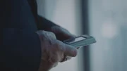 Drogenschmuggel anonym: Die Kontakte laufen ausschließlich über das Handy. So bleiben die Hintermänner verborgen.
