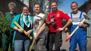 Sabine und Tim aus Grevenbroich mit den Beet-Brüdern: Ralf (l.) Dammasch, Claus (M.) und Ralle (r.). Das junge Paar hat ein ehemaliges Personalhaus der Deutschen Bahn gekauft, inklusive 500 Quadratmeter großem Garten.