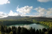 Die Vulkane der Auvergne reihen sich in einer 120 Kilometer langen Kette aneinander und sind zwischen 600 und 1.800 Meter hoch. Zwischen den Gipfeln liegen auch beeindruckende Kraterseen.
