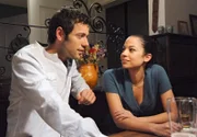 Jacob (Andreas Thiele, l.) trifft sich mit Melanie (Sonja Wondra, r.) im "Alten Wirt" um Rosalie zu vergessen.