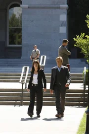 Kristin Marley, die im B&uuml;ro der Senatorin Melinda Batson gearbeitet hat, wird tot aufgefunden. Patrick Jane (Simon Baker, r.) und Teresa Lisbon (Robin Tunney, l.) versuchen den Mord aufzukl&auml;ren ...
