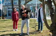 Entgegen dem Rat der Ärzte Rebecca Krieger (Milena Straube, l.) und Ben Ahlbeck (Philipp Danne, r.), versucht Holger Bügel (Sebastian Weber, 2.v.l.) alles, um seine Erkenntnis wieder zu finden.