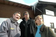 "Soko Kitzbühel", "Die letzte Fahrt." Nach einem nächtlichen Streit über die Finanznöte der Aue-Bergbahnen-AG zwischen dem Seniorchef Hansjörg Aue und seinen Söhnen Patrick, dem Juniorchef der Liftgesellschaft, und Harald, einem Hotelbesitzer, wird Patrick am nächsten Morgen tot aufgefunden. Erfroren im Sessellift auf der Fahrt ins Tal. Nicht nur Patricks Vater und sein Bruder, auch dessen Schwägerin Belinda und der übel beleumundete Honorarkonsul Edwin Gartner, geraten unter Mordverdacht. Hannes und die Gräfin, die auf eigene Faust ermitteln, müssen erfahren, wie man sich im Sessellift fühlt, wenn dieser nächtens in eisiger Kälte plötzlich stoppt. Im Bild (v.li.): Ferry Öllinger (Kroisleitner), Hans Sigl (Andreas Blitz), Kristina Sprenger (Karin Kofler).