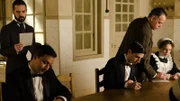 Diego (Pedro Alonso, li.) und Garrido (Miguel Mota, 2.v.re.) lassen Isabel (Marian Arahuetes, re.) und die anderen Bediensteten des Grand Hotels eine Schriftprobe abliefern.