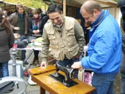 Endilich auf dem Flohmarkt: Kann Trödelprofi Mauro (li.) Martin helfen sich von dem jahrelang angesammelten Trödel zu befreien?
