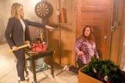 L-R: Katie Otto (Katy Mixon) und Chloe Brown Mueller (Jessica St. Clair)