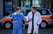 Florian Osterwald (Lion Wasczyk, l.) stellt Dr. Marc Lindner (Christian Beermann, r.) eine persönliche Frage: Wie weit darf die Arzt-Patientin-Beziehung gehen?