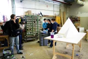 GRIPS Mathe - Geometrie begreifen: Geometrische Körper werden in der Schreinerei selbst hergestellt, hier Pyramiden als Dekoelemente für eine Party. Das Team berechnet das Volumen und die Füllmenge mit Sand, damit die Pyramiden nicht verrutschen.