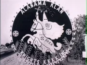 Montgomery, Alabama, 1957: Der Lastwagenfahrer Willie Edwards kehrt von seiner Nachtschicht nicht zurück. Kurz nach Mitternacht entdeckt eine Polizeistreife einen verlassenen Truck auf der Tyler Goodwin Bridge. Willie Edwards war damit unterwegs, so die Erkenntnis der Cops. Doch von ihm fehlt jede Spur. Einige Wochen später wird seine Leiche am Ufer des Alabama Rivers angeschwemmt - 30 Meilen flussabwärts von der Tyler Goodwin Bridge. Willie Edwards ist offenbar ertrunken.