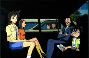 Als Kaito Kid, der Erzfeind von Naruto, droht, ein wertvolles Ausstellungsstück zu klauen, reist Kogoro (2.v.r.) gemeinsam mit seiner Tochter und Conan (r.) nach Osaka, um sich vor Ort zu sein ein Bild von der Lage zu machen ...
