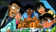 Ein neuer Fall für Detektiv Conan (r.): Kaito Kid droht damit, das ehemalige russische Ei von Zar Nikolaus II. zu entwenden. Das wertvolle Ei befindet sich auf einer Ausstellung, weshalb der Veranstalter Kogoro (l.) um Hilfe bittet ...