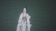 Schmuggel-Boote liegen so tief im Wasser, dass sie kaum zu erkennen sind.